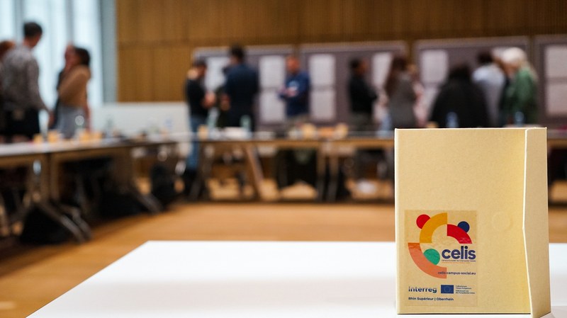 Der Award CELIS steht zentriert im Vordergrund, im Hintergrund sind unscharf sich unterhaltende Personen und Tische zu erkennen.