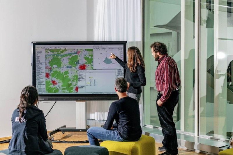 Ein Weiterbildungskurs an der HABG FHNW. Eine Frau erklär etwas auf einem grossen Monitor