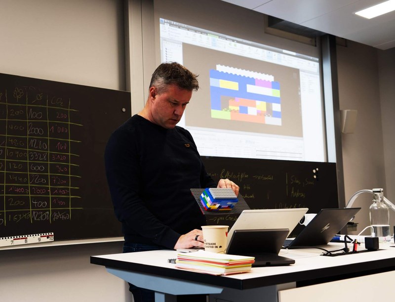 Ein Dozent zeigt wie ein Lego-Modell als digitales Bauwerk eingelesen wird.