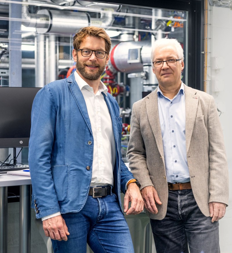 Die beiden stehen in einem Labor nebeneinander. Im Hnt