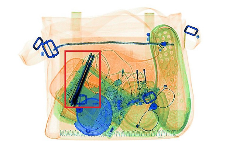 Bildausschnitt aus einem Gepäckstück bei der Sicherheitskontrolle am Flughafen.