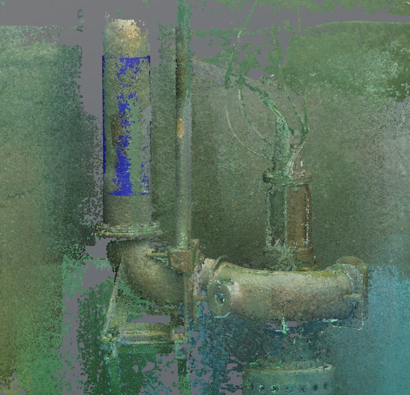 Die Röhren zeichnen sich als grün-blaue Schatten ab