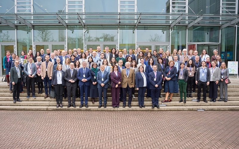 Gruppenbild aller Teilnehmenden auf der Treppe vor der Hochschule Offenburg. Die Präsident*innen der 9 Hochschulen stehen in der ersten Reihe.