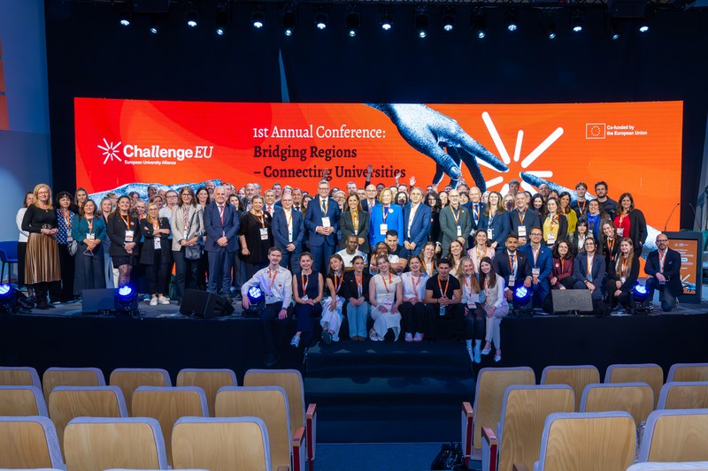 Die Konferenzteilnehmer stehen auf der Bühne zum Abschluss-Gruppenbild