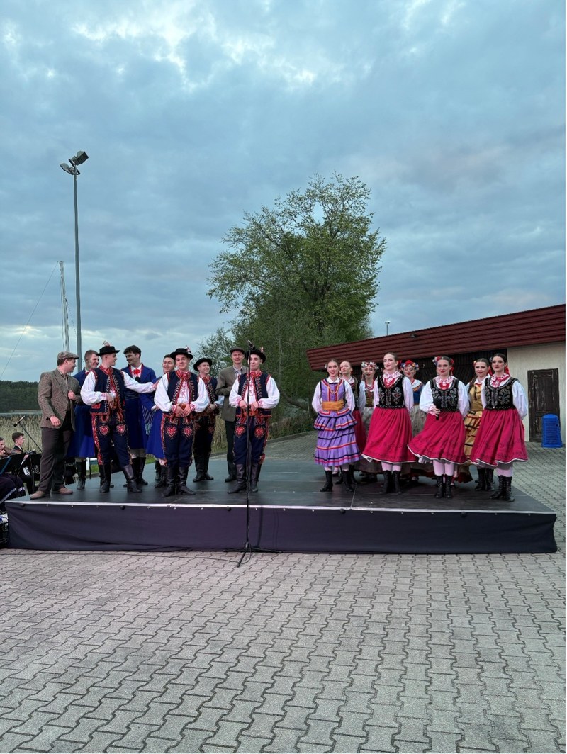 Eine polnische Tanzgruppe in Tracht auf einer Bühne