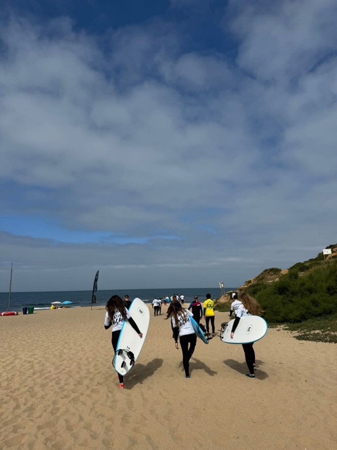 Surfer am Strand von Lissabon