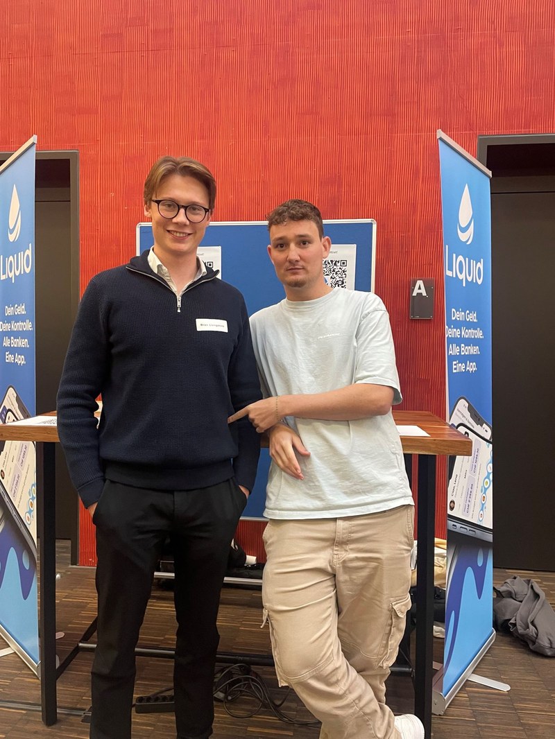 Brian Livingstone und Yanic Besson stehen nebeneinander und schauen in die Kamera