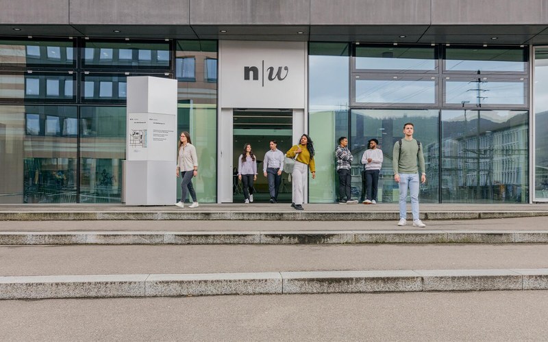 Männliche und weibliche Studierende vor dem Eingang des FHNW Campus Olten im Kanton Solothurn