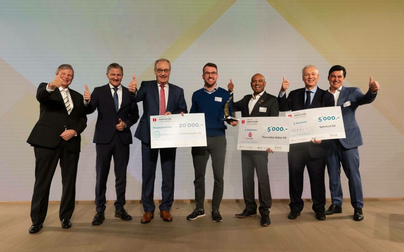 Die Gewinnerinnen und Gewinner der Swiss Innovation Challenge gemeinsam mit Bundesrat Guy Parmelin und der Jury. Die Gewinnerinnen haben grosse Schecks mit dem Preisgeld in der Hand. Alle recken die Hand und strecken den Daumen hoch.