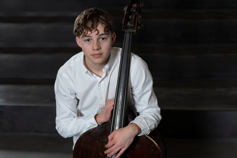 Elias Kobi mit dem Griffbrett seines Kontrabasses