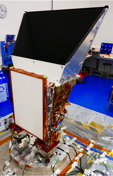 Das Teleskop ist ein schwarzes Trapez. Der Radiator unterhalb ist eine weisse Fläche um die viele Kabel Laufen