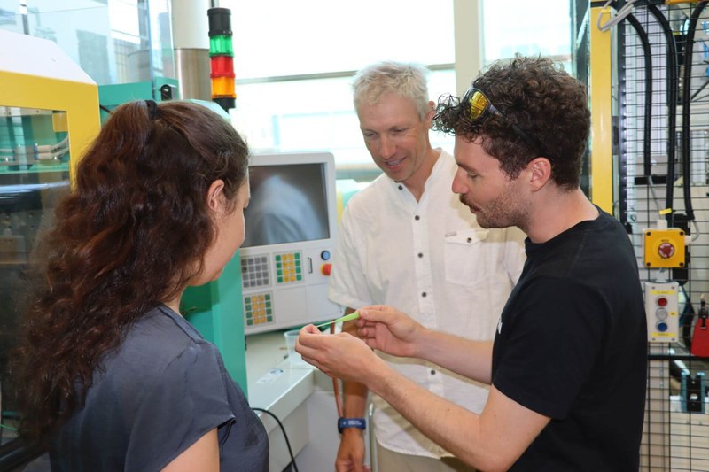 Jonas Urwyler zieht an einem der grünen Angelköder, um das gewünschte Verhalten zu illustrieren.