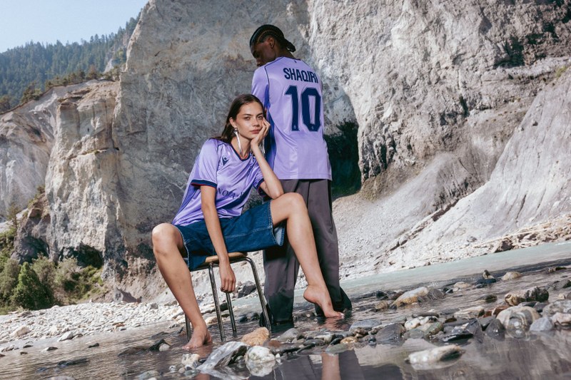 Ein männliches und ein weibliches Modell tragen das neue Heim-Trikot des FC Basel in hellem Lila
