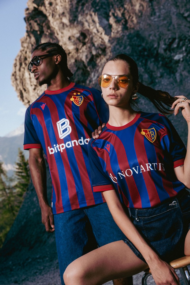 Ein männliches und ein weibliches Modell tragen das neue Heim-Trikot des FC Basel mit rot-blauen Längsstreifen, die auf Höhe des Schlüsselbeins nach aussen drehen