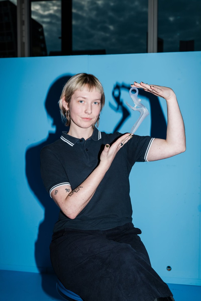 Victoria Juretko von vorne. Sie hält das von ihre designte Spekulum in den Händen