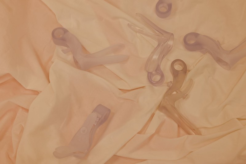 Mehrere Spekula-Instrumente liegen auf einem Laken