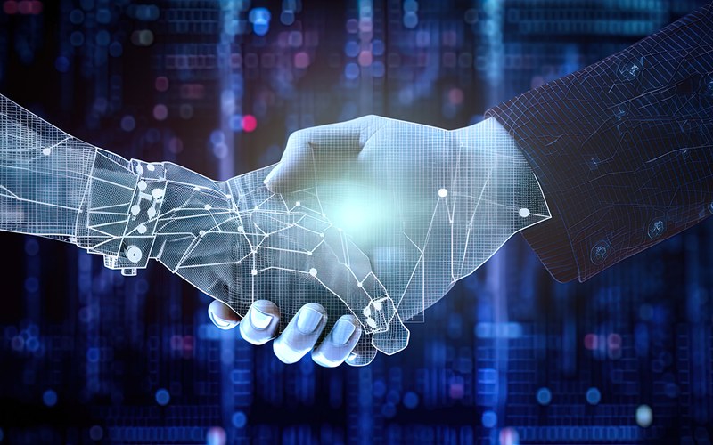 Handschlag zwischen einer künstlichen, KI-generierten Hand gibt einer echten, menschlichen Hand.