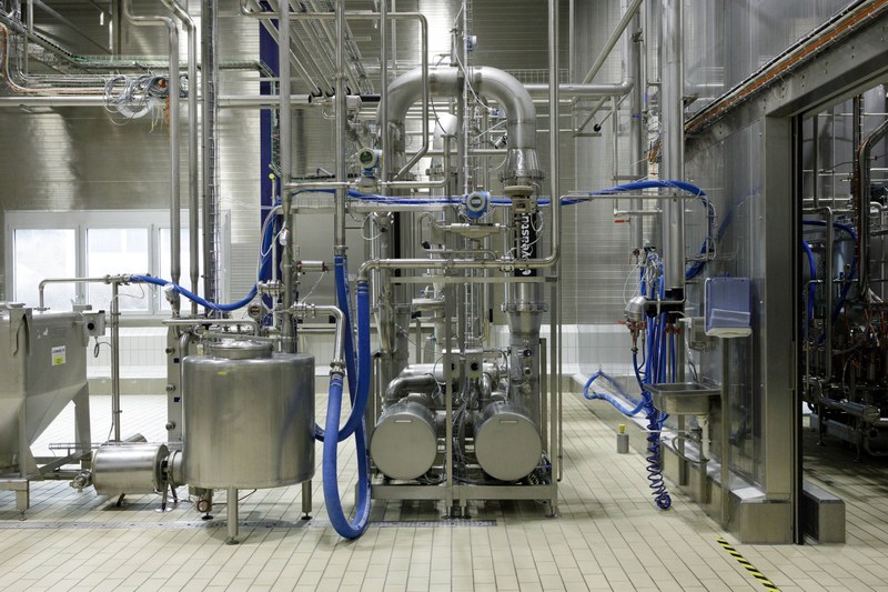 Stahlrohre, Tanks und Schläuche in der Yeastup-Produktionsanlage