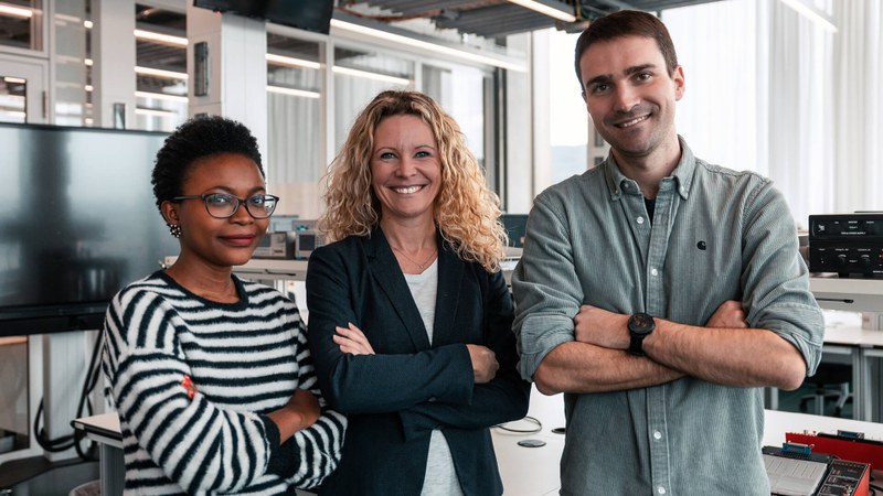 Franka Ebai, Bettina Schneider und Clément Javerzac im Quantum Lab der Hochschule für Life Sciences FHNW. Sie stehen nebeneinander und schauen in die Kamera.
