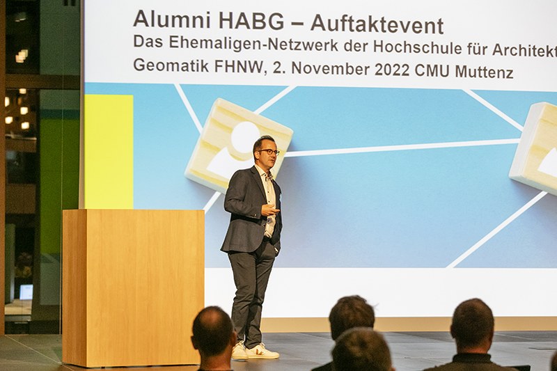 Oliver Schneider, Co-Präsident Alumni HABG, begrüsst die Teilnehmenden. Bilder: Julian Salinas