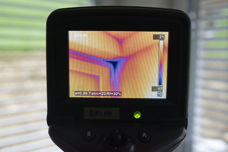 Bauthermografische Innenansicht einer energetischen Schwachstelle bei einer Ecksituation bei raumhohen Verglasungen