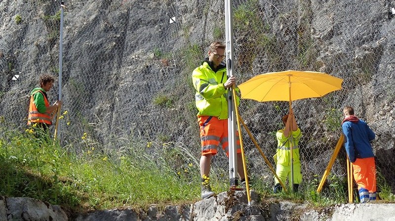 Geomatik-Studierende bei einer Vermessung