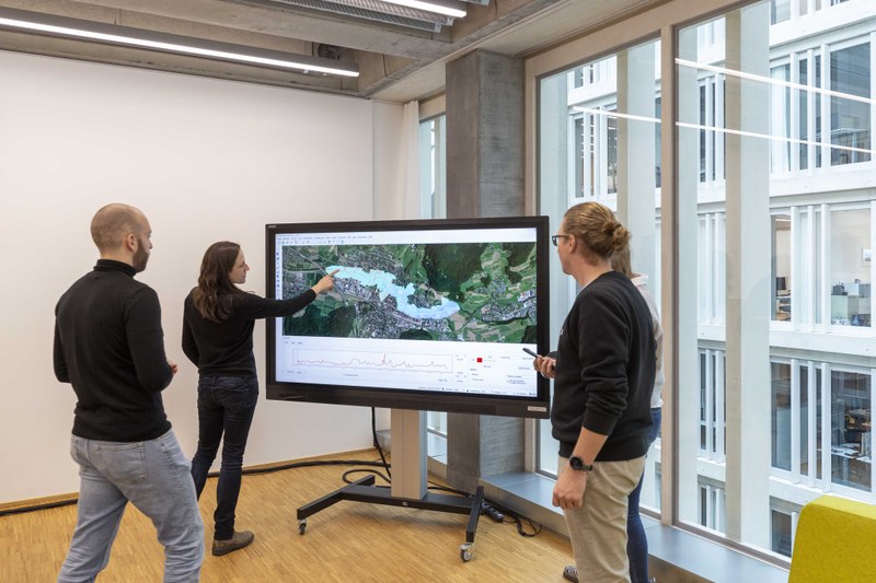 Die Kursleiterin bespricht die Analyseergebnisse mit den Teilnehmenden