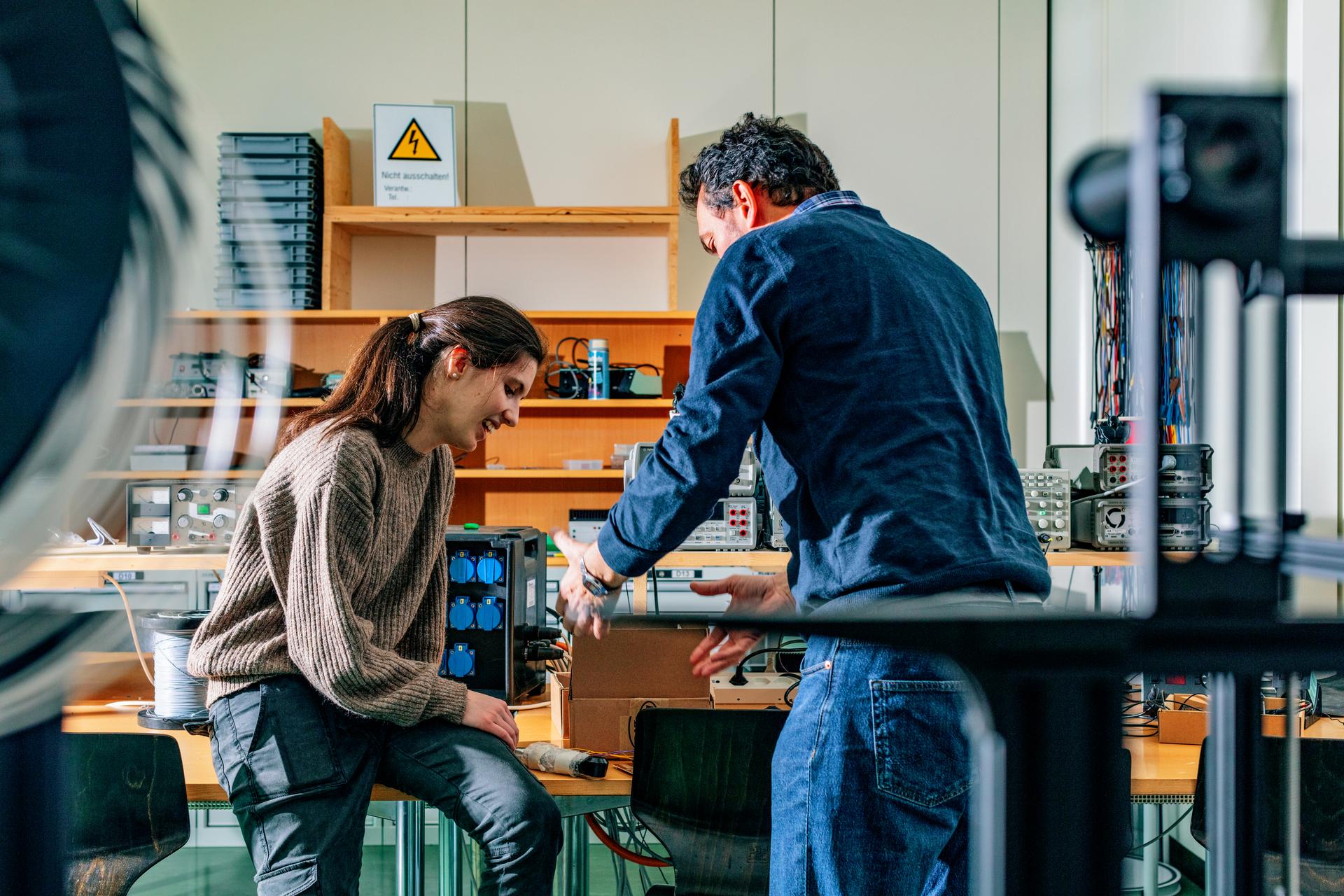 Eine junge Frau und ein Mann in einer Werkstatt für Elektrotechnik der Hochschule für Technik FHNW