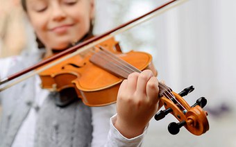 Musik ohne Schmerzen dank innovativer Geigenstütze