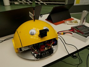 Systemtechnik-Studierende messen sich mit autonomen Pacman-Robotern