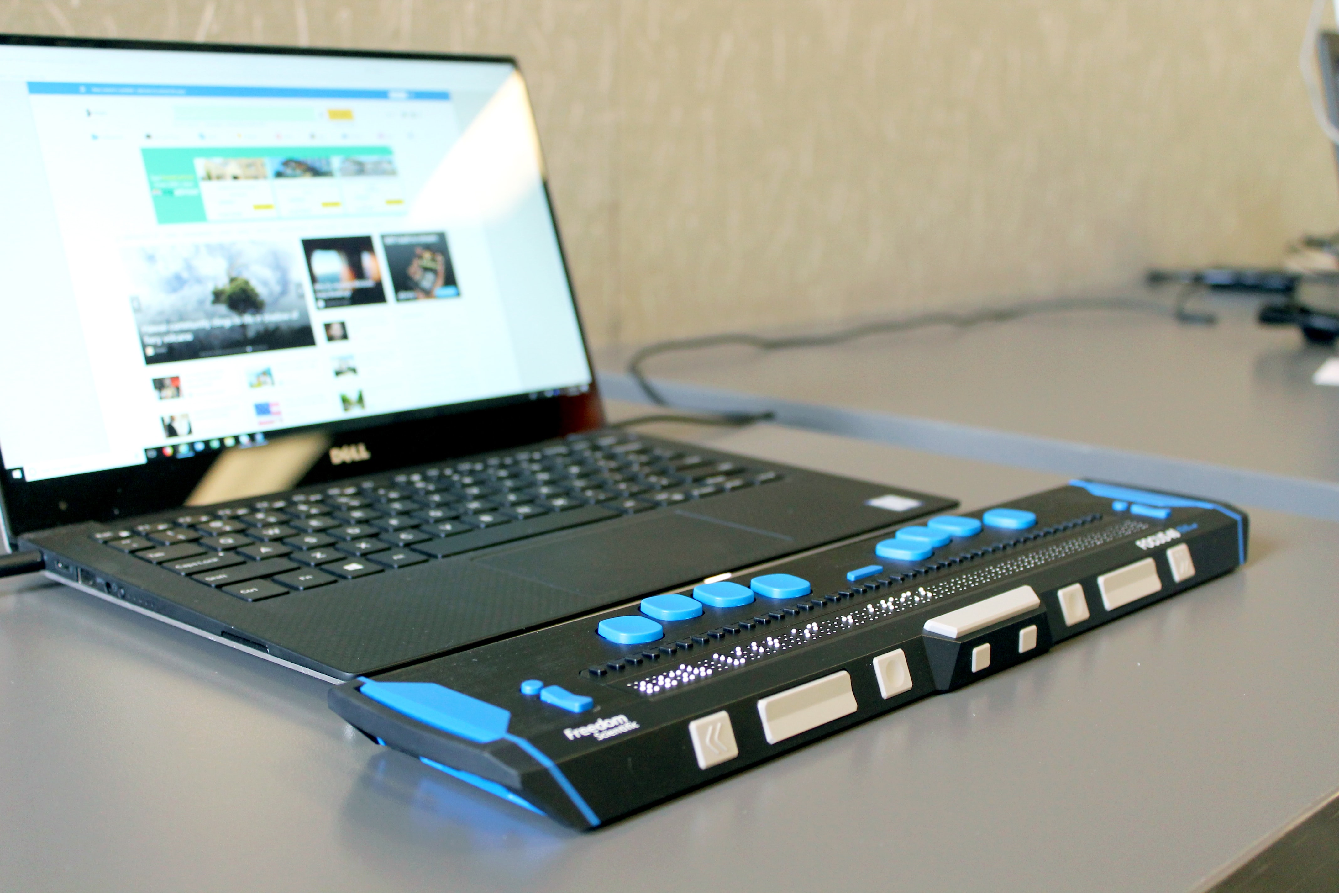 Ein Laptop, der mit einem Screenreader ausgerüstet ist.