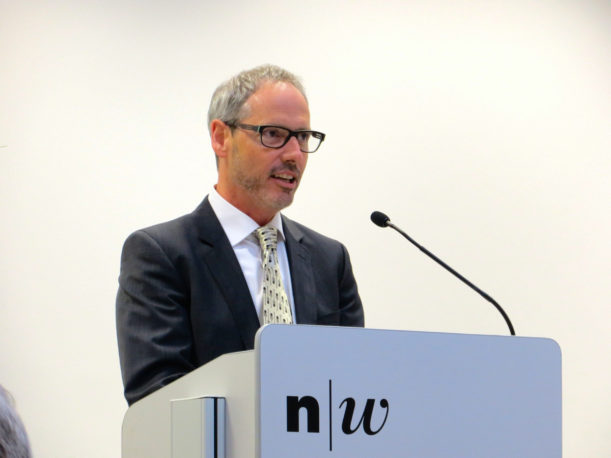 Studiengangleiter Roger Crelier spricht am Podium