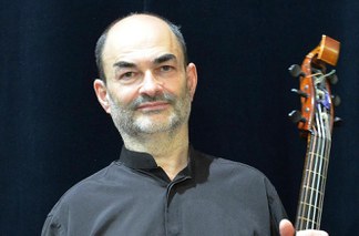 Schola-Professor Christophe Coin erhält den "Goldenen Bogen" der Geigenbauschule Brienz