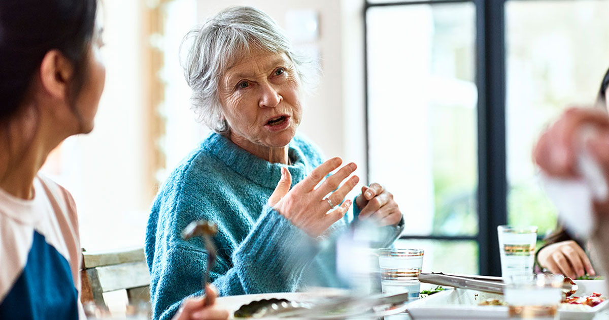 Bild zur News Orte des Zuhörens schaffen Vertrauen mit älterer Frau die erzählt (©DigitalVision, 10'000Hours)