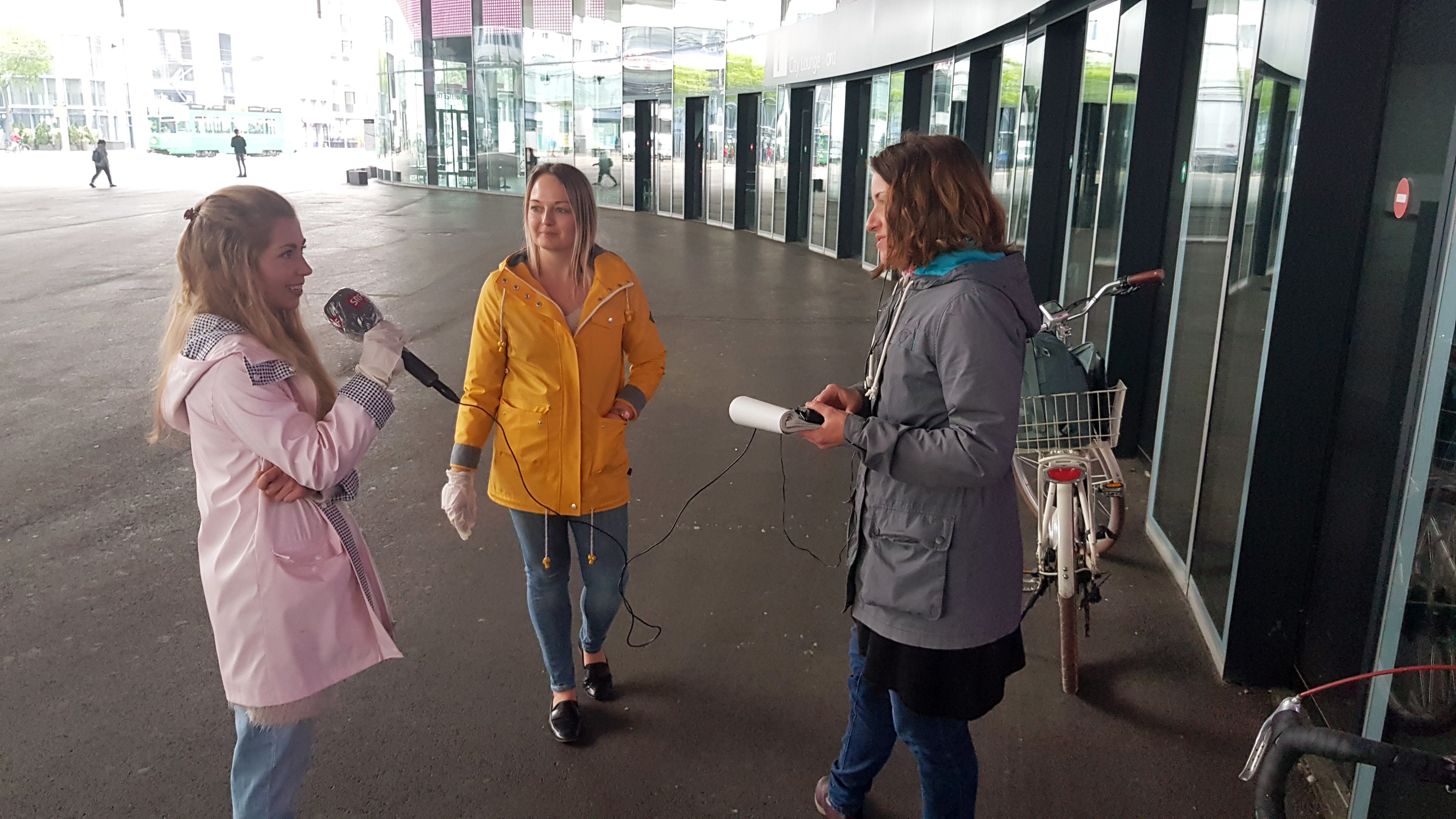 SRF-Korrespondentin Marlène Sandrin (rechts) befragt die Studierenden Anne Upphoff (Mitte) und Lioba Badenhorst (links) über ihre Erfahrungen in der Obdachlosenhilfe. (© Matthias Drilling)