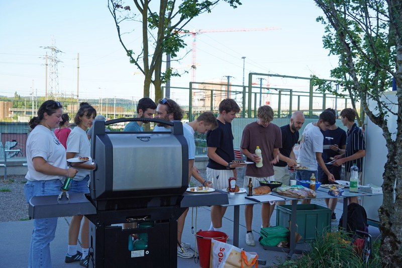 Teilnehmende der Geomatik Summer School beim Grille