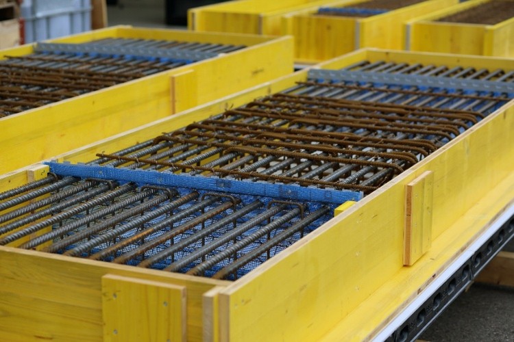 Abschalungselemente sind eine Art Holzkasten mit Stahlbewehrung in die der Beton zum Aushärten gegossen wird