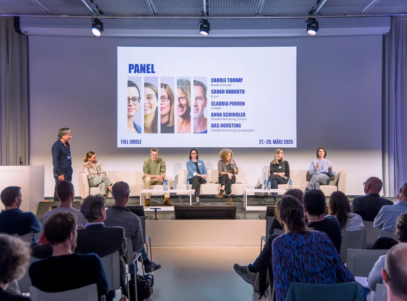 Menschen sitzen auf einem Podium