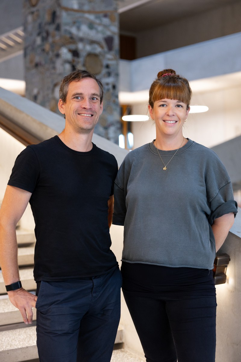 Oliver Germershaus und Maike Otto schauen in die Kamera