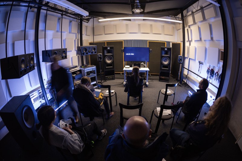 Fischaugenperspektive auf einen Studoraum im Elektronischen Studio Basel