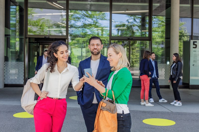 Zwei Frauen und ein Mann stehen vor dem FHNW Campus Brugg-Windisch