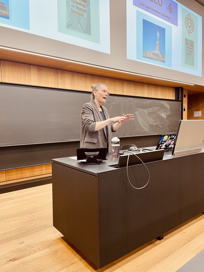 Eine Frau steht im FHNW Campus Muttenz vorne im Härsaal und erklärt etwas