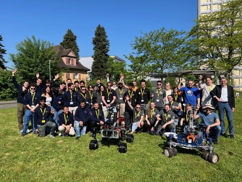 Gruppenbild der Teilnehmenden des Robot Days mit Robotern