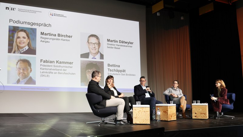 Martina Bircher, Fabian Kammerer, Bettina Tschäppät und Martin Dätwyler sitzen auf einem Podium und diskutieren
