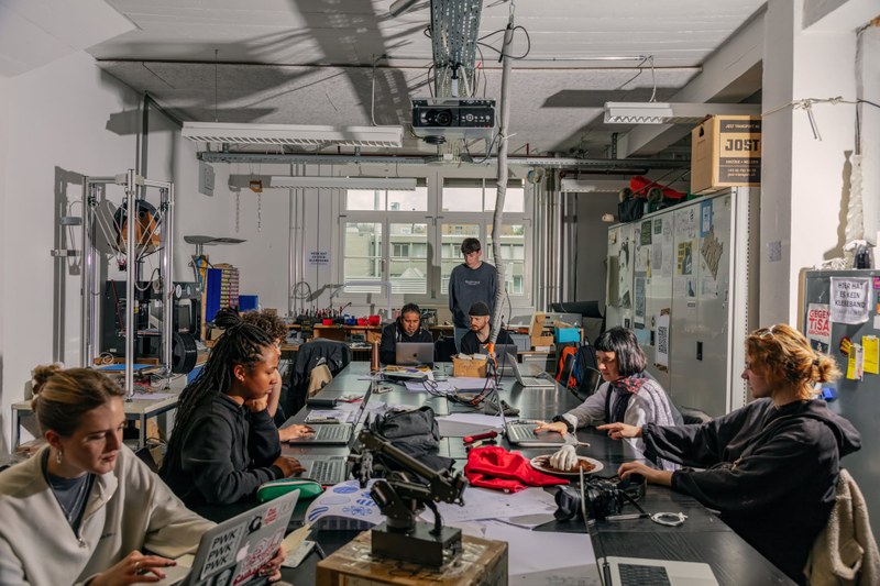 Studierende in den Werkstätten HGK Basel