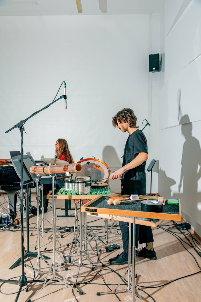 Ein Studierender der Hochschule für Musik Basel spielt Schlagwerk