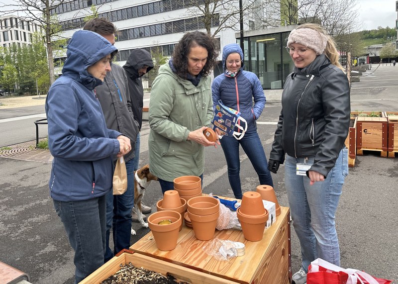 04_Bild_Herstellung Ollas- die Gartenbewässerung.jpeg
