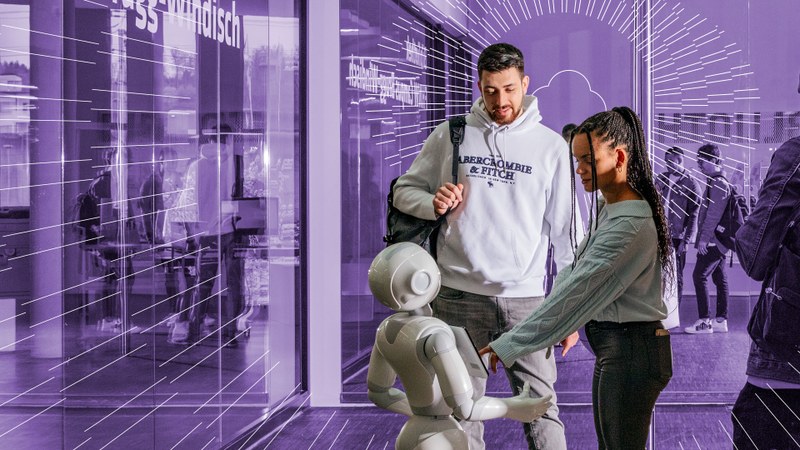 Ein Mann und eine Frau interagieren mit einem humanoiden Roboter