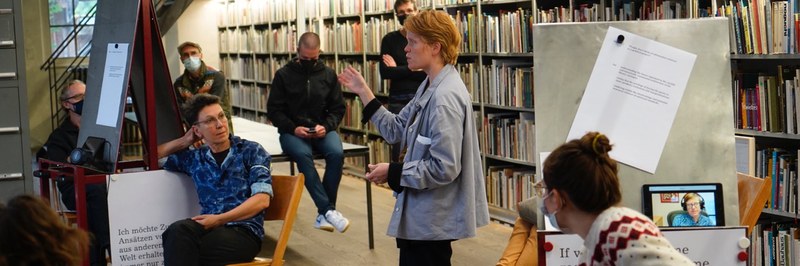 reading the library_header.jpg