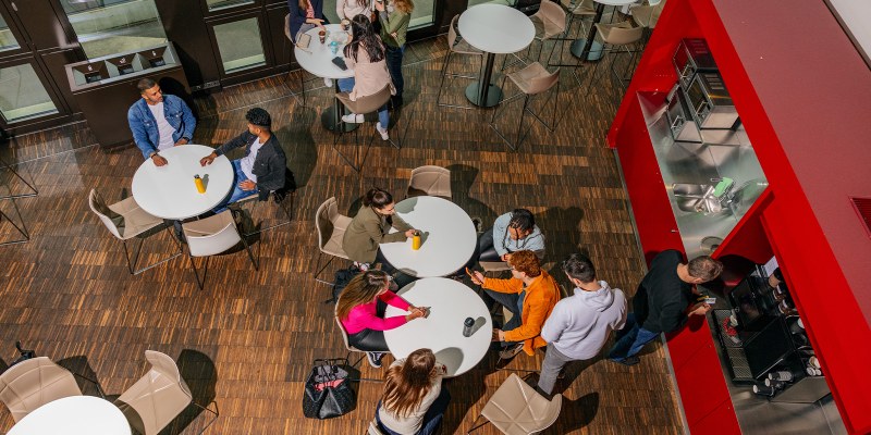 Studierende aus verschiedenen Fachrichtungen arbeiten zusammen am Tisch